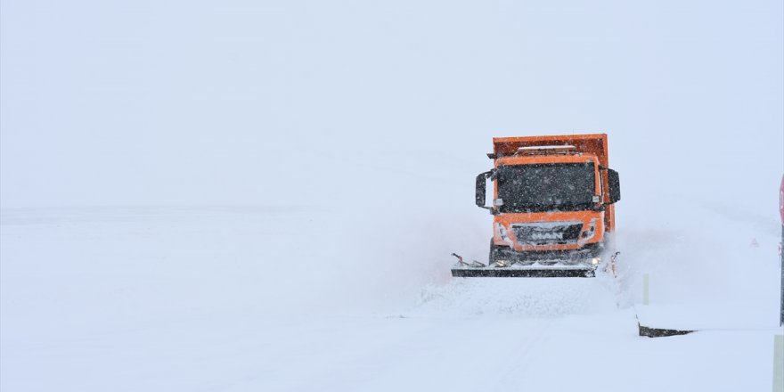 'Kars ve Bölge'nin 2 bin 160 Yerleşim Yerine Ulaşım Sağlanamıyor!