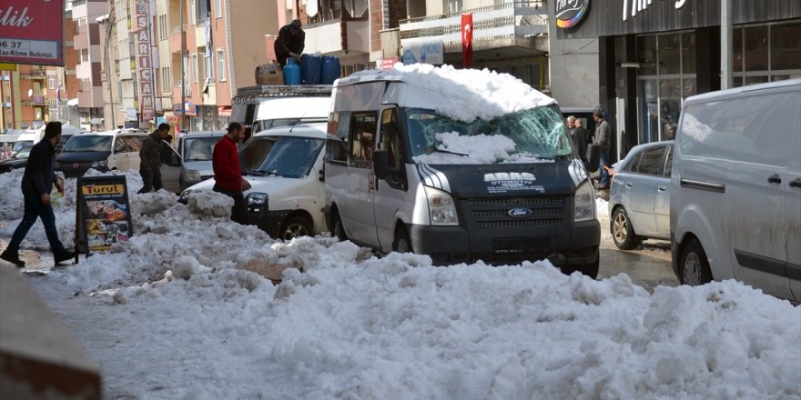 Çatıda Biriken Kar Araçların Üzerine Düştü