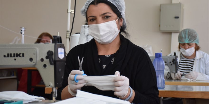 Karslı Kadınlar, Sağlıkçılar İçin Maske Üretiyor