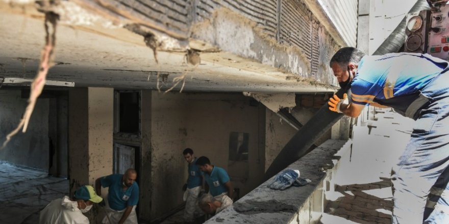 Esenyurt | Sel Sonrası Çamur ve Balçık Temizlendi