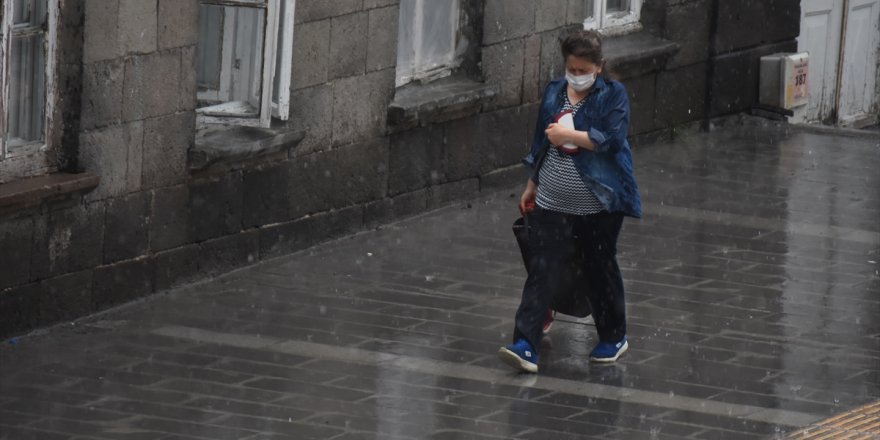 Kars'ta Sağanak Yağış ve Dolu