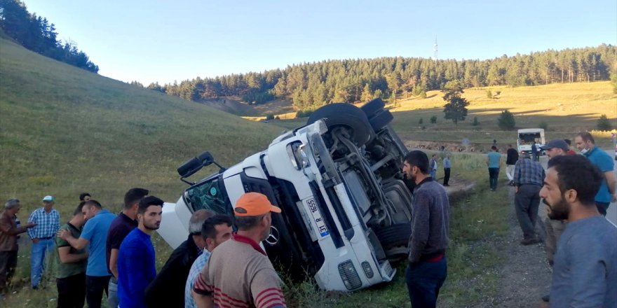 Sarıkamış'ta Kayısı Yüklü TIR Devrildi