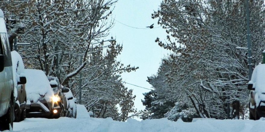 Kars Nisan’da Kışı Yaşıyor