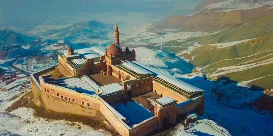 Bulutlar İshak Paşa Sarayı’nı Örttü.. Gökyüzünde Kartpostallık Manzara!