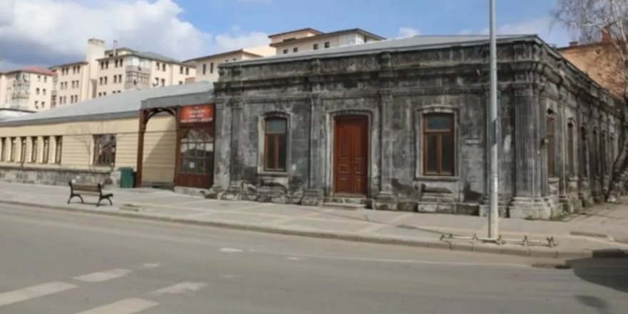 Kars’ta ‘Aynalı Köşk Davası’ Büyüyor.. Duruşma Sonrası Koridorda Gerilim!