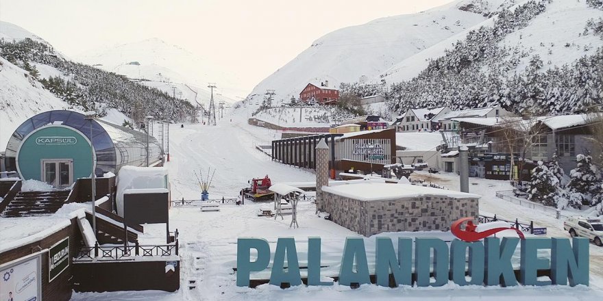 Erzurum'a Kış Geri Döndü.. Kar Yağışı Hayatı Olumsuz Etkiledi, Ulaşım Aksadı!