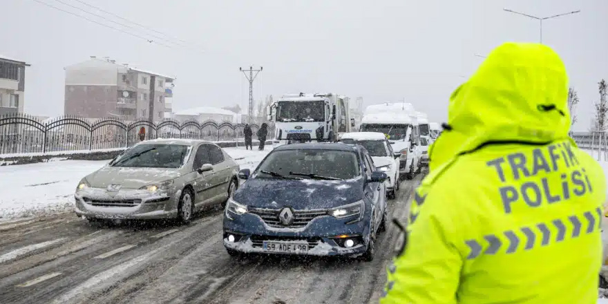Erzurum - Bingöl Kara Yolu Ağır Tonajlı Araçların Geçişine Kapatıldı
