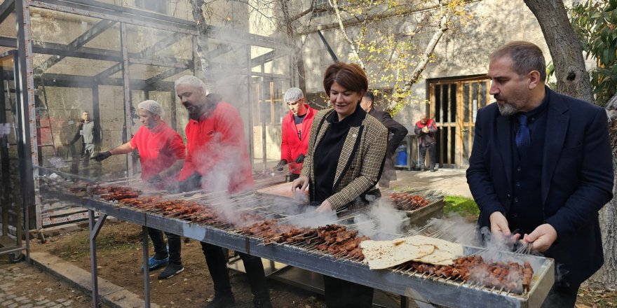 AK Partili Vekiller Meclis’te Ciğer ve Kuzu Şiş Çevirdi