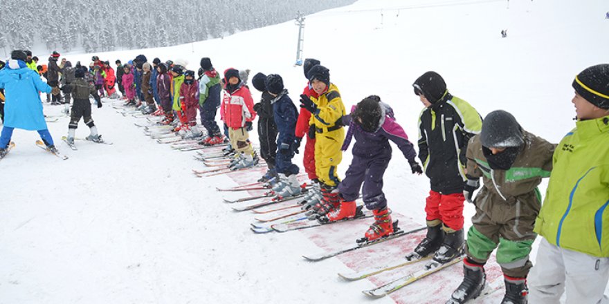 Kayak Bilmeyen 300 Öğrenciye Sarıkamış'ta Eğitim Veriliyor