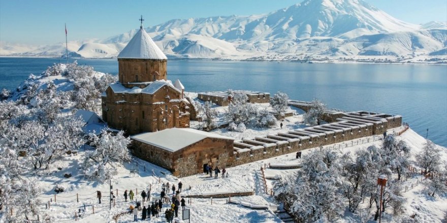 'Akdamar Adası' Beyaz Örtüsüyle Ziyaretçilerini Ağırlıyor