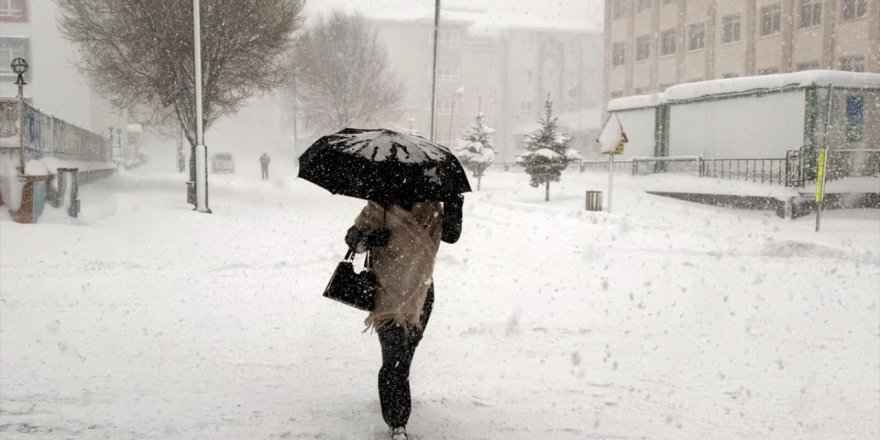 Ardahan'da Etkili Olan 'Kar Yağışı ve Tipi'den Yollar Kapandı