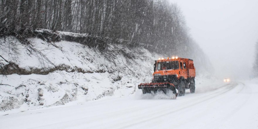 Kars'ta Olumsuz Hava Koşulları... Kapalı 47 Köy Yolu Ulaşıma Açıldı