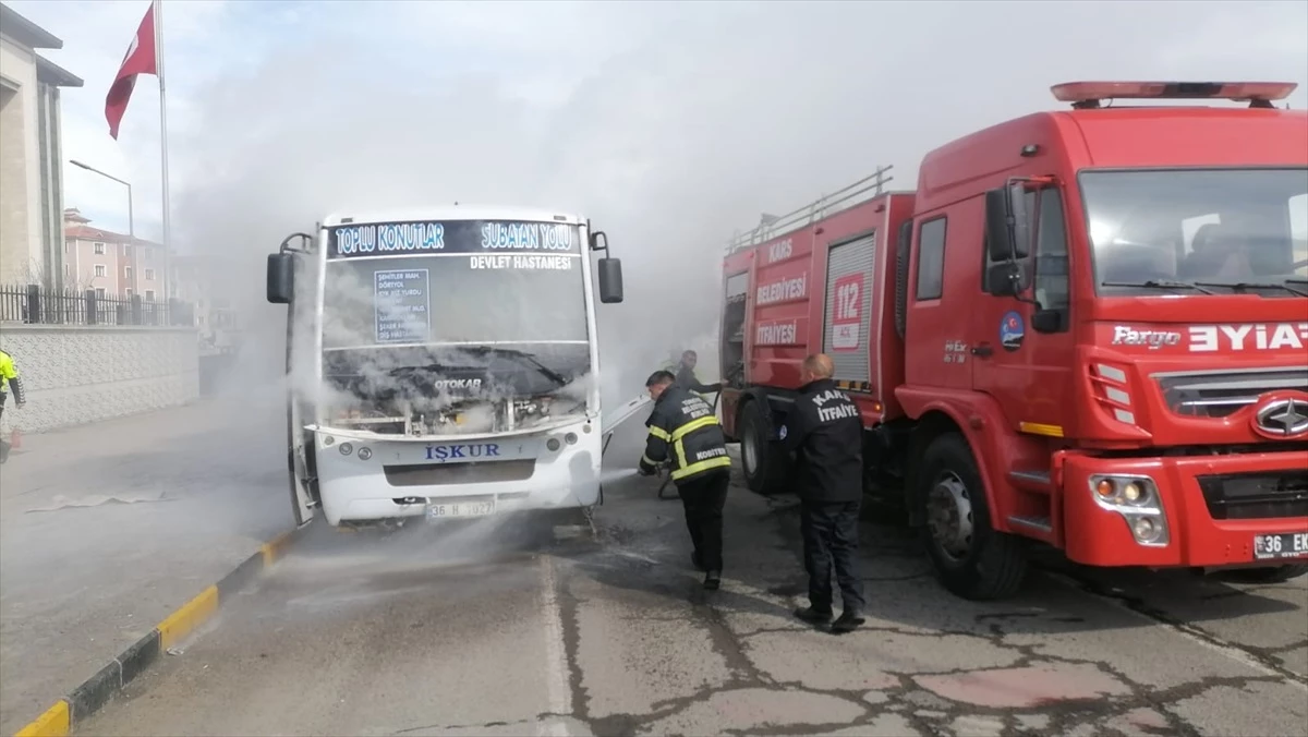 'Halk Otobüsü'nde Yangın... Trafik Polisleri Tarafından Söndürüldü