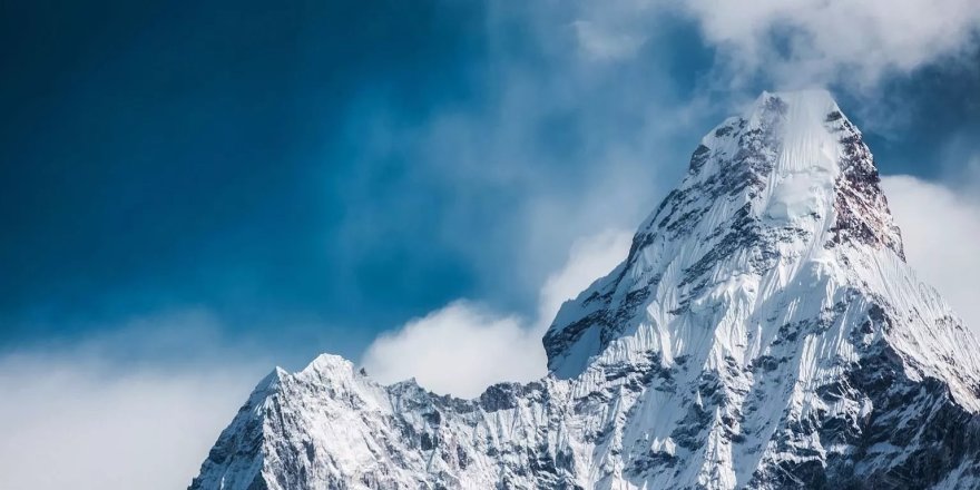 Everest'te Mevsim Dışı Kar Felaketi.. Turistler Mahsur, Rotalar Kapalı!