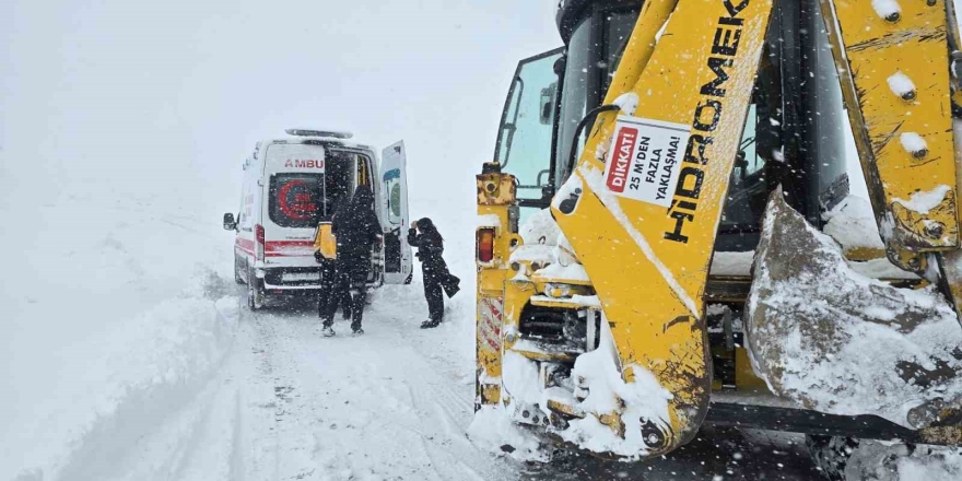 Van’da Kar Yağışı Ulaşımı Aksattı: Sağlık Ve Belediye Ekipleri Alarma Geçti