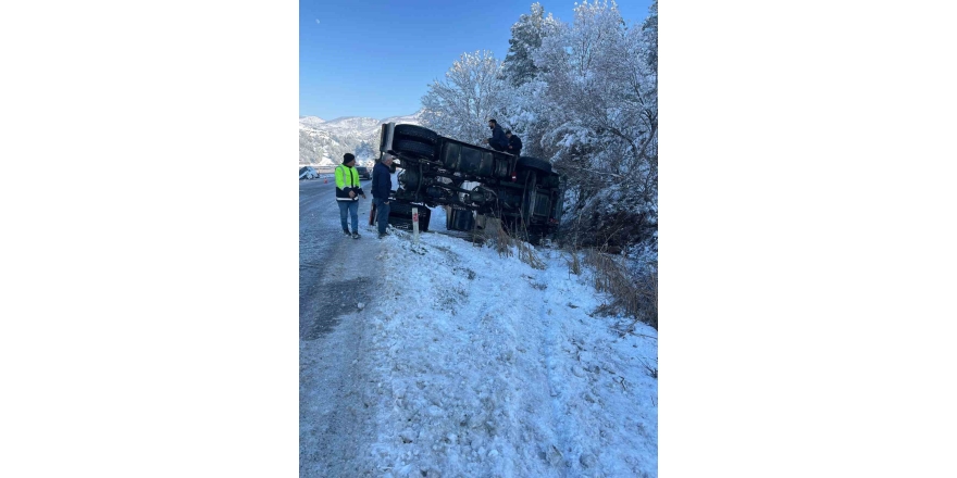 Siirt’te Tır Ve Minibüs Devrildi: 4 Yaralı