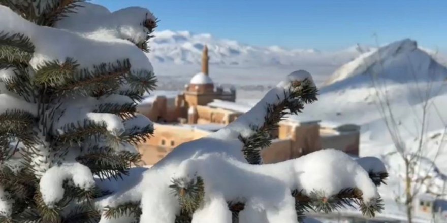 İshak Paşa Sarayı'nda Kış.. Güzelliği Ziyaretçileri Büyülüyor!