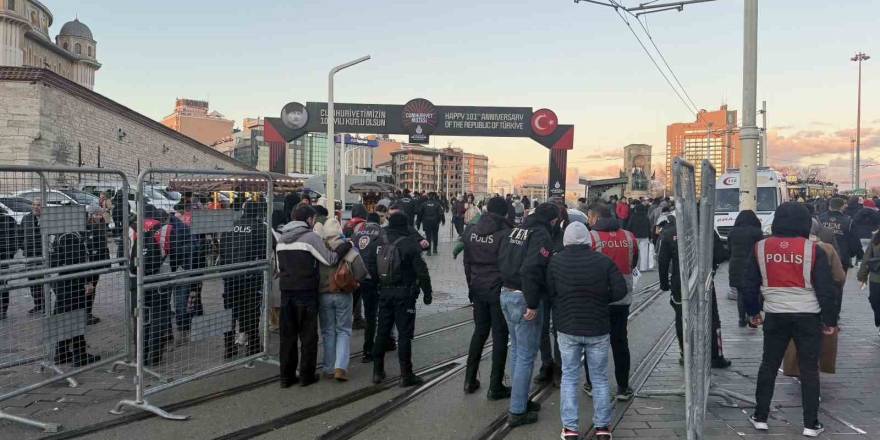 İ̇stiklal Caddesi Girişinde Yoğun Güvenlik Önlemi