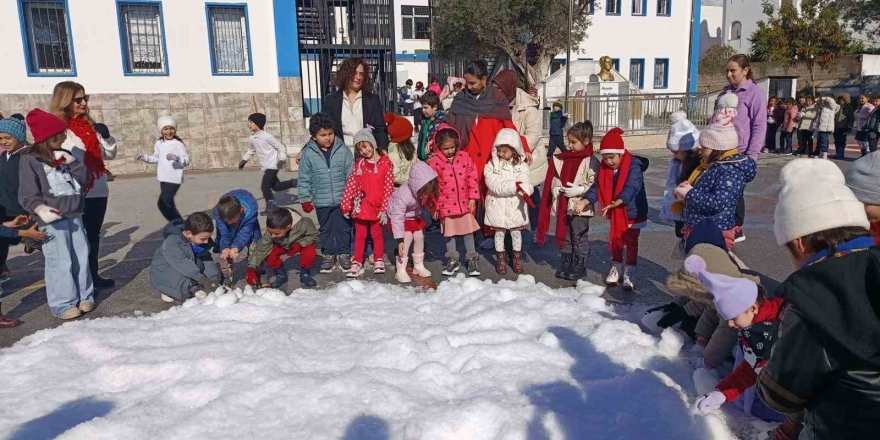 Bodrum’da Öğrencilere Yapay Kar Sürprizi