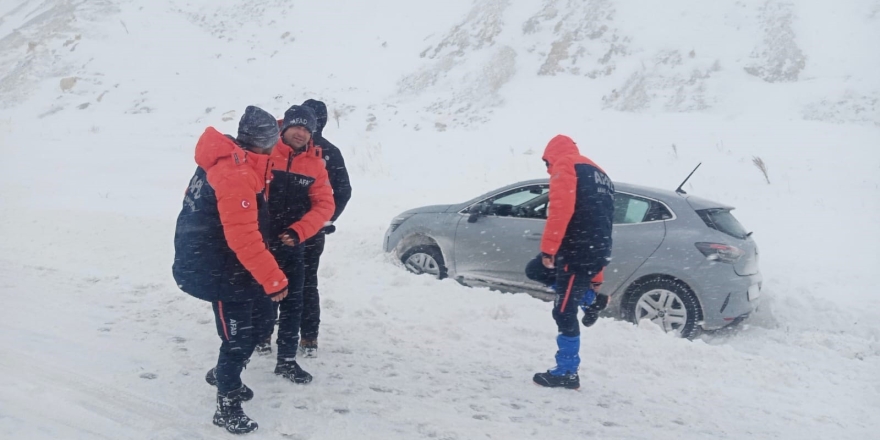 Kayseri’de Afad Ekipleri Mahsur Kalan Araçlara Yardıma Koştu