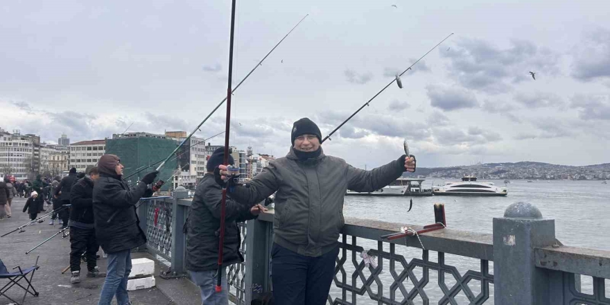 Balığın Kulağına Kar Suyu Kaçtı, Olta Balıkçıları Yılın Son Günü Galata Köprüsü’nde "rastgele" Dedi