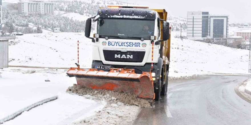 Malatya’da Karla Mücadele Sürüyor