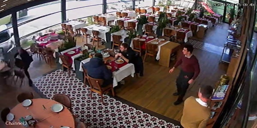 Ünlü Sanatçı Cahit Berkay, Kullandığı Araçla Restorana Daldı