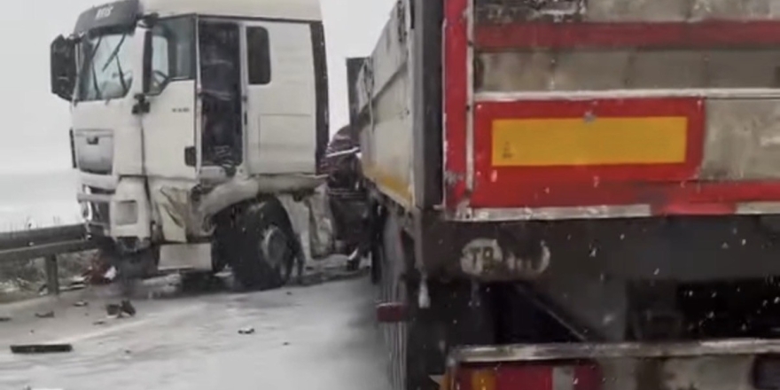 Düzce’de Tır Makaslaması Çevre Yolunu Kapattı