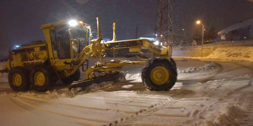 Bilecik’te Belediye Ekiplerinin Sabaha Saatlerinde Yoğun Kar Mesaisi