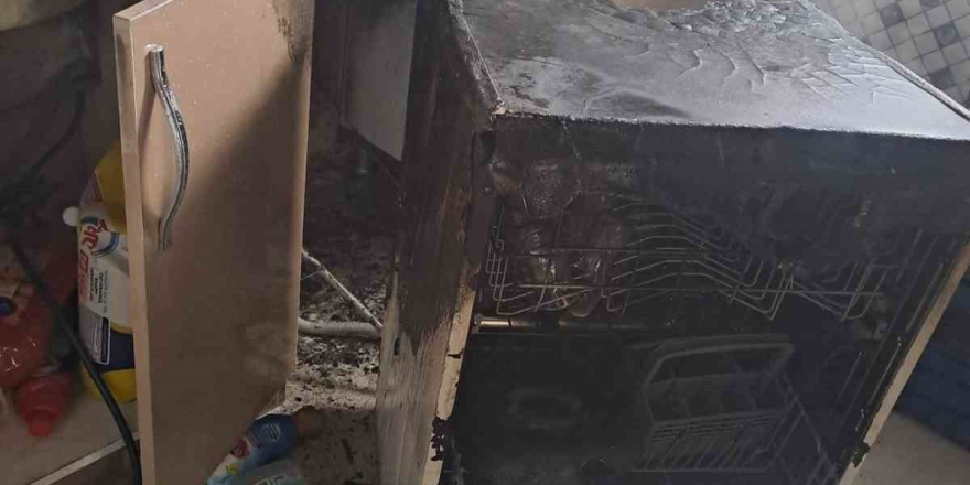 İ̇tfaiyenin Hızlı Müdahalesiyle Alevler Diğer Odalara Sıçramadan Söndürüldü