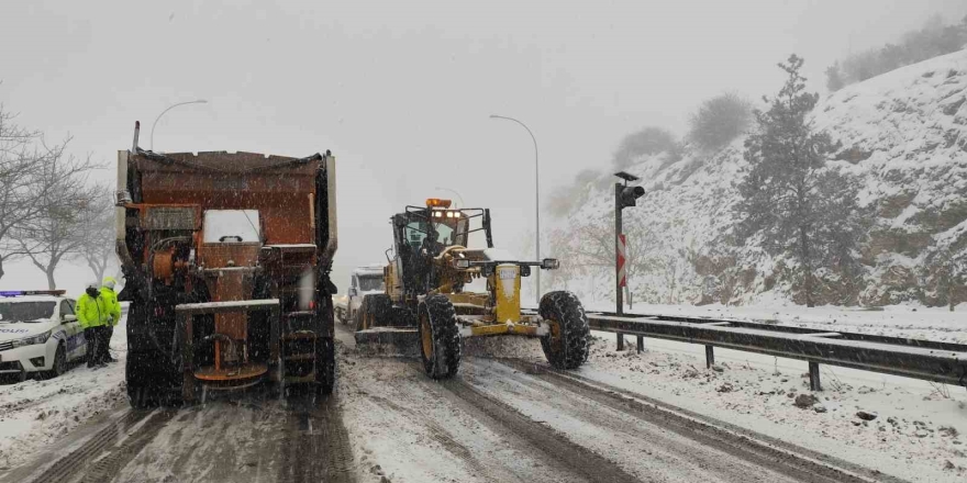 Bazı Yollar Yoğun Kar Yağışı Nedeniyle Trafiğe Kapatıldı