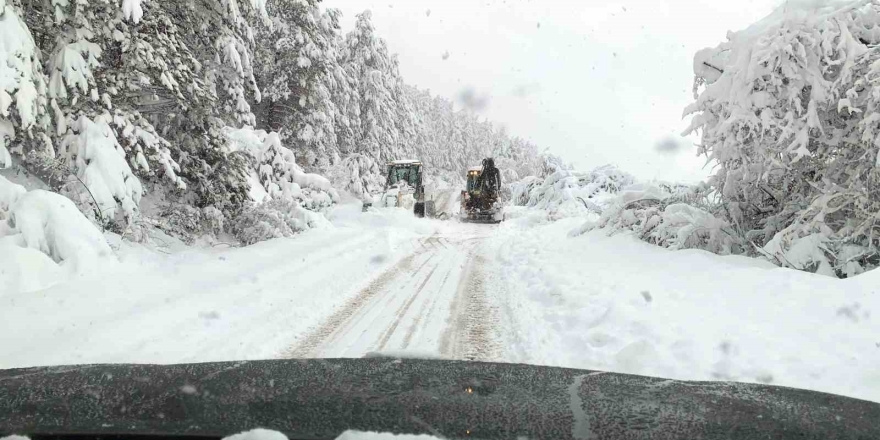 Bolu’nun Mengen İlçesinde Hummalı Çalışma: 18 Köy Yolu Ulaşıma Kapalı