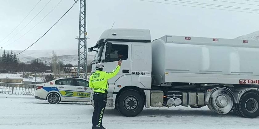 Sivas’ta Etkili Olan Kar Ulaşımda Aksamalara Neden Oldu