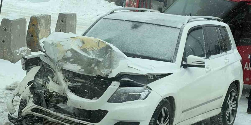 Tatvan Belediye Başkanının Makam Aracı Kaza Yaptı