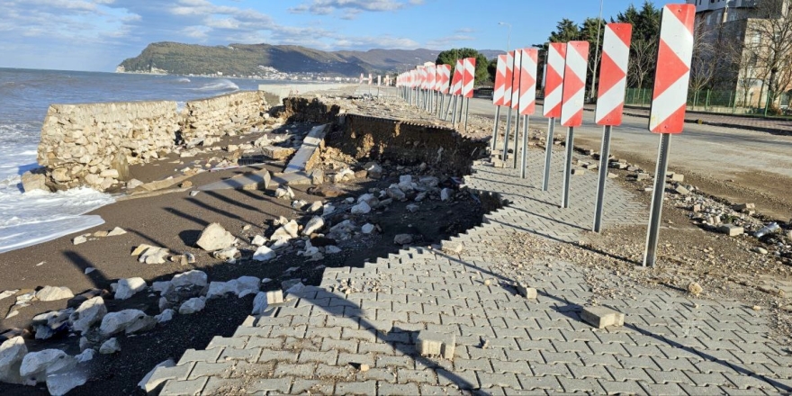 Dev Dalgalar Cide-bartın Yoluna Zarar Verdi