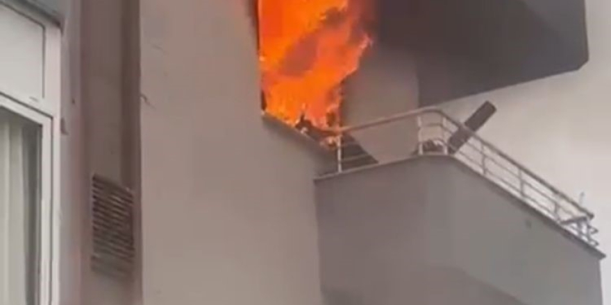 Mersin’de Ev Yangını Alevler Pencereden Çıktı