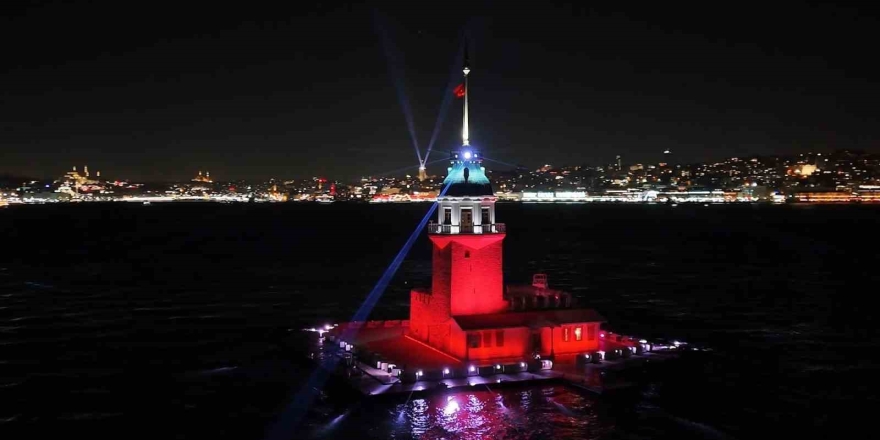 Üsküdar Kız Kulesi’nde Yılbaşına Özel Işık Şovu Mest Etti