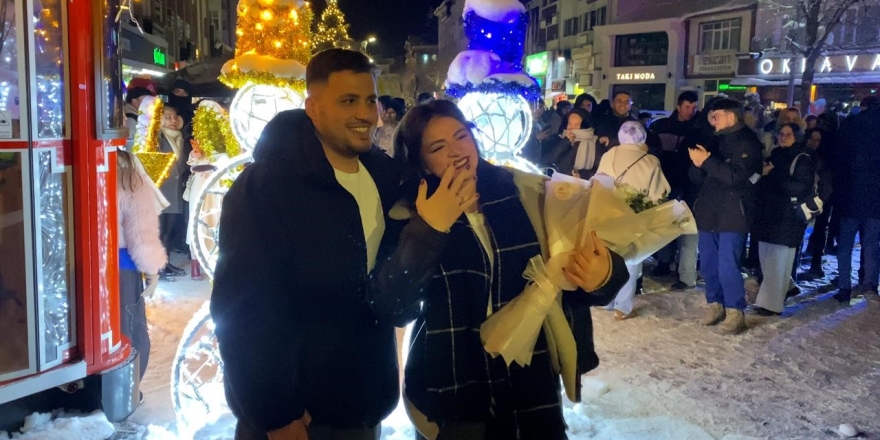 Bolu’da Yeni Yıl Coşkusu: Kimisi Oyun Havasıyla, Kimisi Evlilik Teklifiyle 2026’ya Girdi