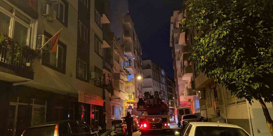 Apartmanın Çatısından Yükselen Yoğun Duman Ekipleri Harekete Geçirdi