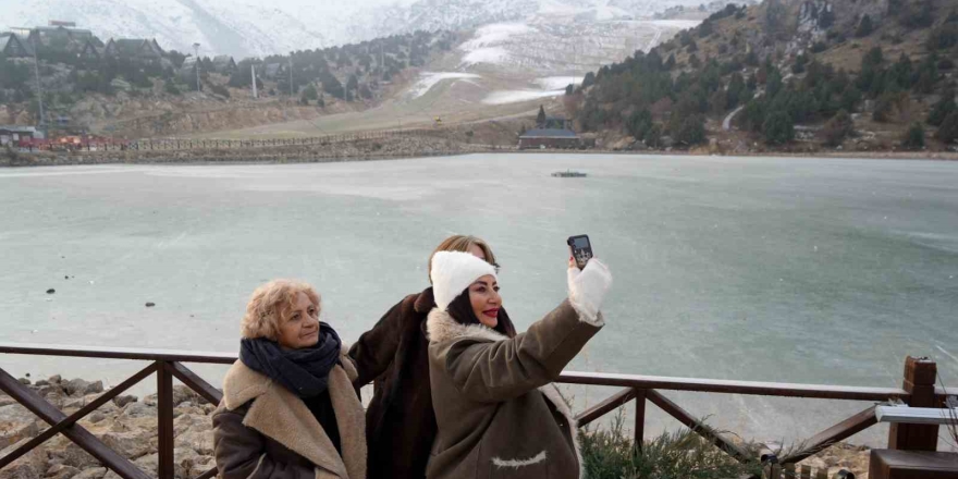 Ardıçlı Gölü Buzla Kaplandı