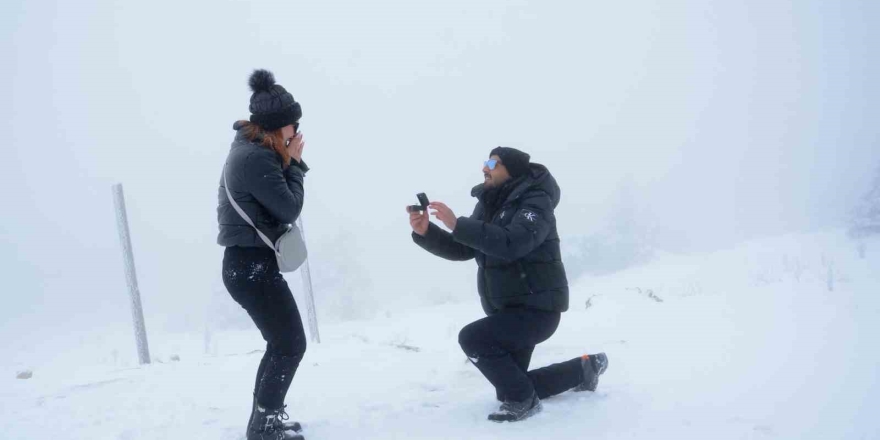 Uludağ’da Yılın Son Ve İlk Romantik Sürprizleri: Karlar Altında İki "evet"