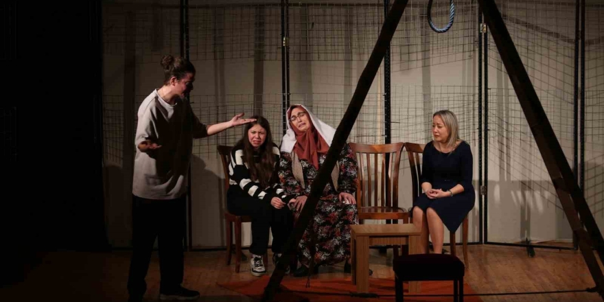 Nazilli Hem Tiyatro Ekibinin Oyunu Beğenildi