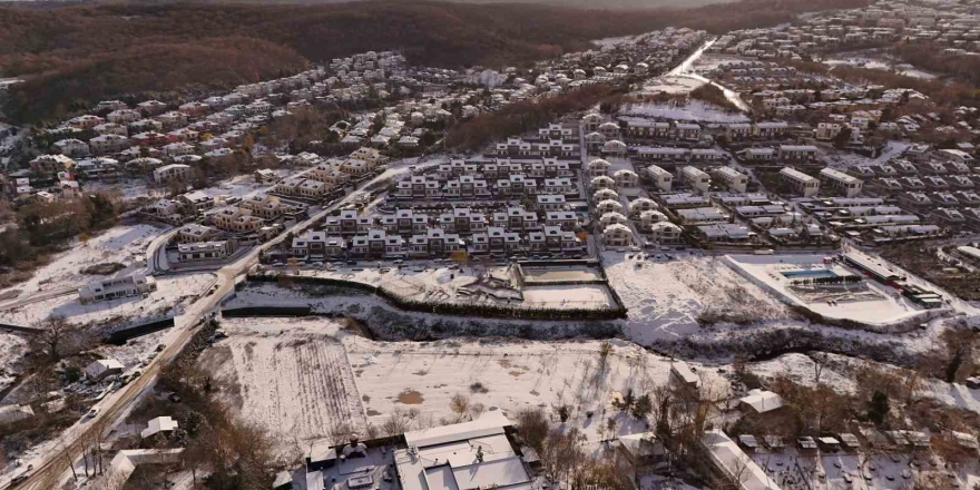 İ̇stanbul Yeni Yıla Karla Uyandı: Yüksek Kesimler Beyaza Büründü