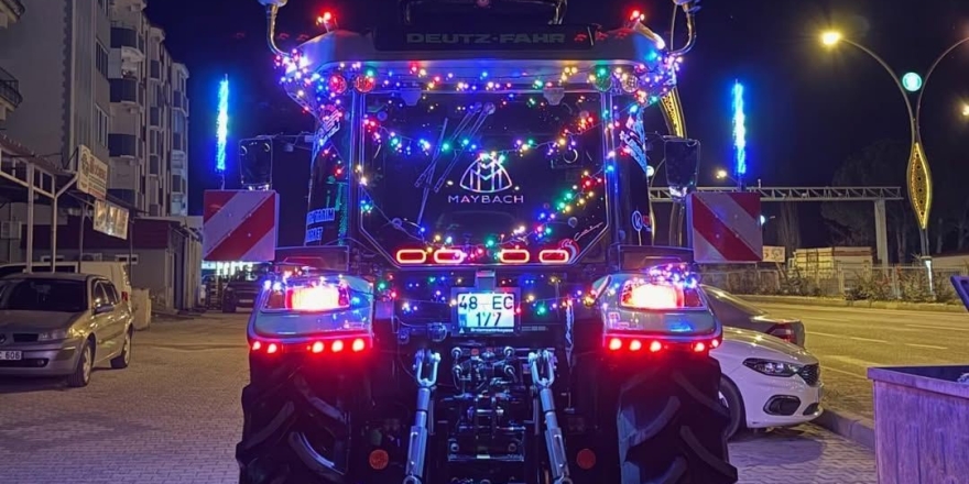 Led Işıklı Traktör Dikkat Çekti
