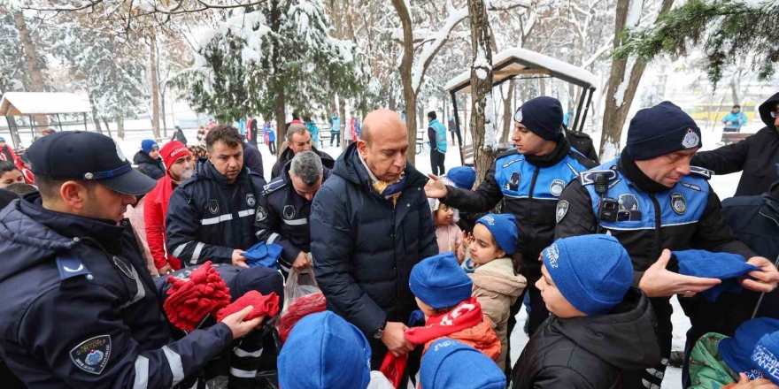 Gaziantep Büyükşehir Belediyesi, Çocukların Kar Sevincine Hediyelerle Ortak Oldu