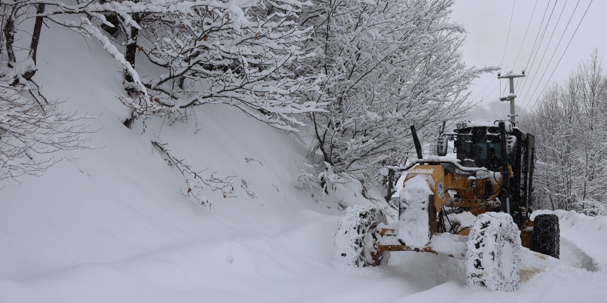 Beyaza Bürünen Sakarya’da 36 Noktada Kar Küreme Çalışmaları Sürüyor