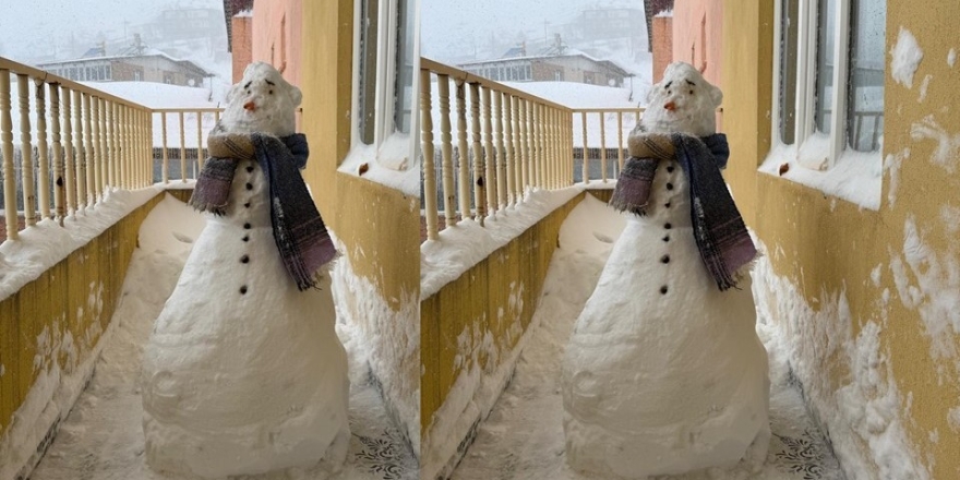 Sağlıkçılardan Balkonda Kardan Adam