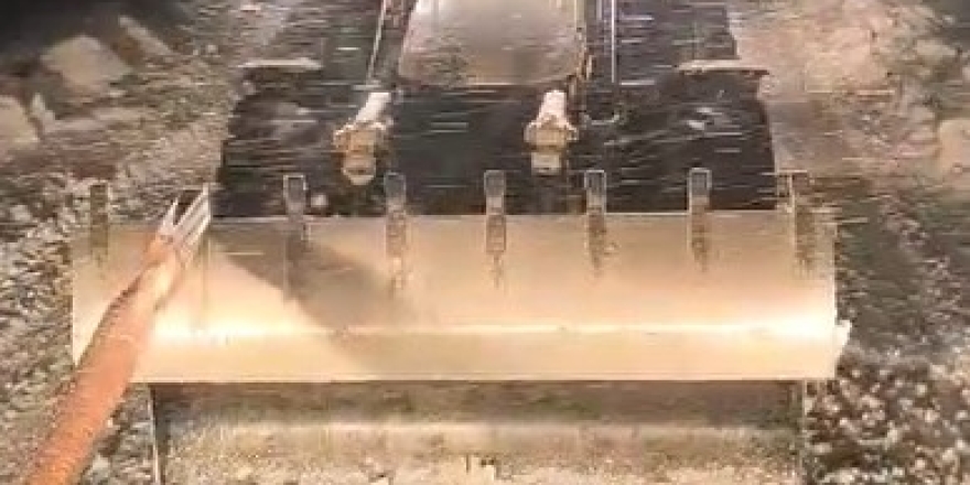 Karlı Yolda Mahsur Kalan Tır, İş Makinesiyle Kurtarıldı