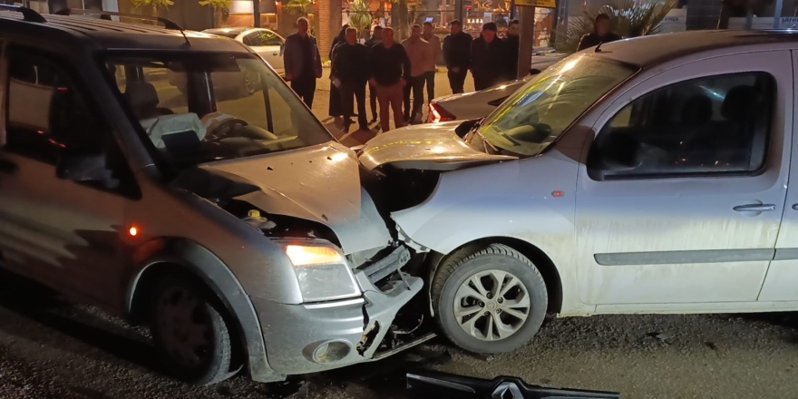 İ̇negöl’de İki Araç Kafa Kafaya Çarpıştı: 3 Yaralı