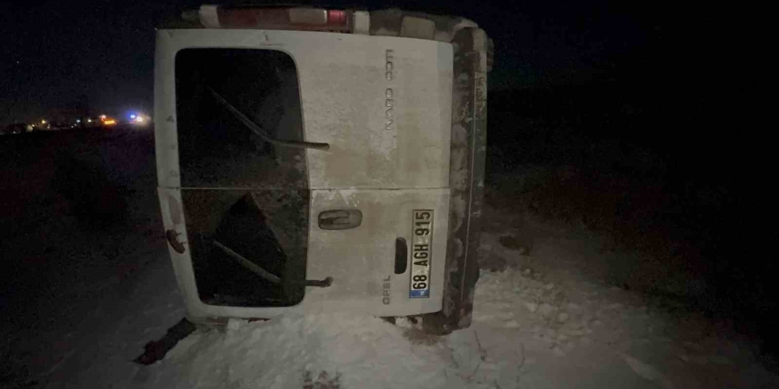 Otomobille Çarpışan Minibüs Şarampole Takla Attı: 2 Yaralı